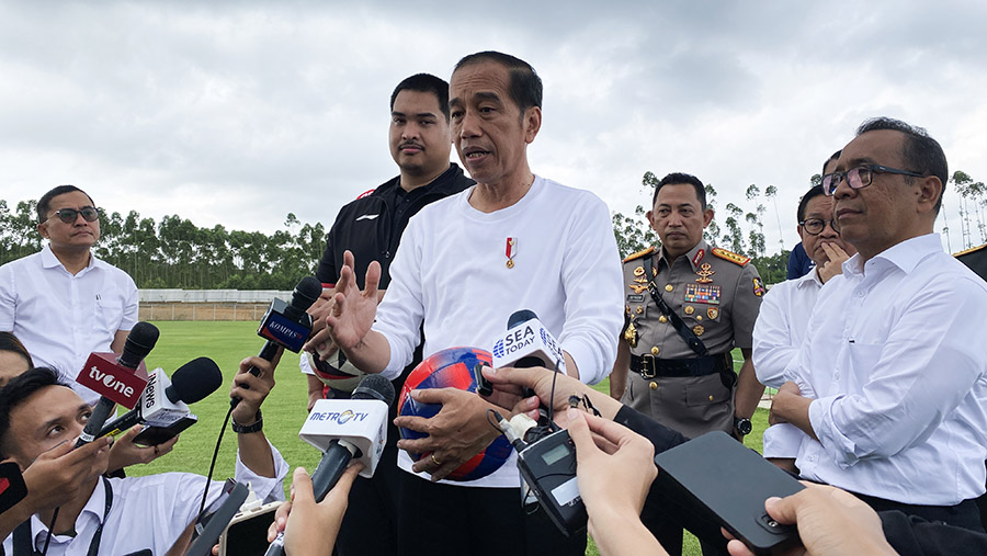 Presiden Joko Widodo (Jokowi) berbicara kepada awak media di Ibu Kota Nusantara, Kalimantan Timur, Selasa (13/8/2024). (Norman Harsono/Bloomberg)