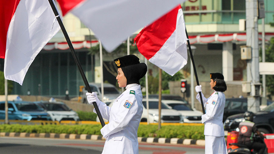 Paskibra melakukan upacara pengibaran bendera di Bundaran Hotel Indonesia (HI),  Jakarta, Kamis (15/8/2024). (Bloomberg Technoz/Andrean Kristianto)