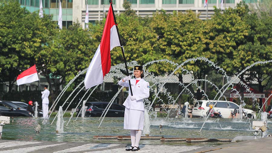 Paskibra melakukan upacara pengibaran bendera di Bundaran Hotel Indonesia (HI),Jakarta, Kamis (15/8/2024). (Bloomberg Technoz/Andrean Kristianto)