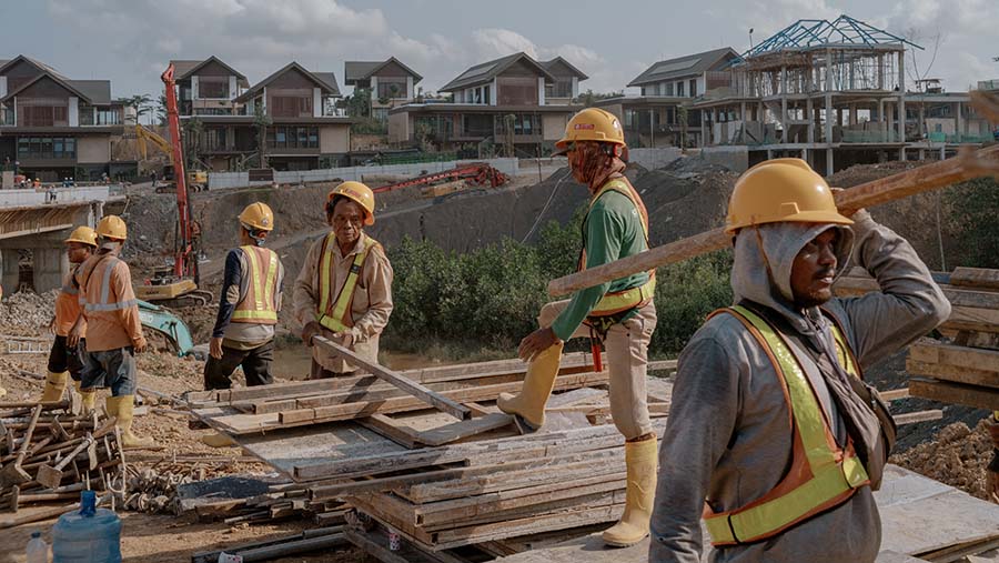 Pekerja konstruksi di Ibu Kota Nusantara, Kalimantan Timur, Kamis (25/7/2024). (Muhammad Fadli/Bloomberg)