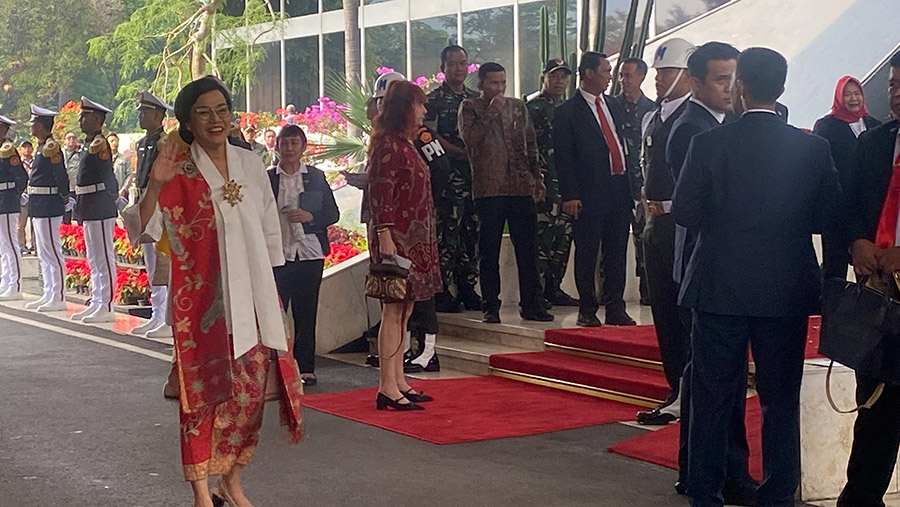 Menteri Keuangan Sri Mulyani  tiba untuk Sidang Tahunan MPR RI, Jumat (16/8/2024).  (Bloomberg Technoz/Dovana Hasiana)
