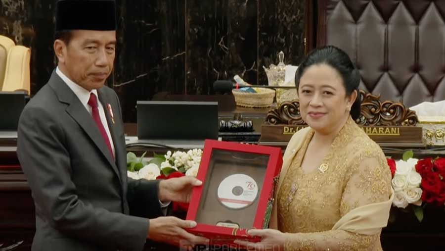 Presiden RI Joko Widodo dan Puan Maharani dalam rapat Penyampaian RUU APBN 2025 dan Nota Keuangan di DPR. Jumat (16/8/2024). (Youtube Setpres)