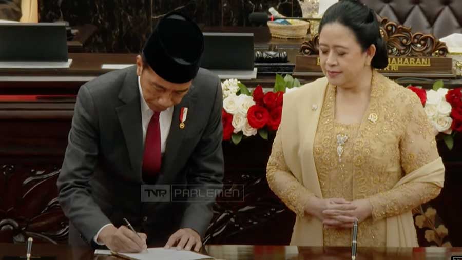 Presiden RI Joko Widodo dan Puan Maharani dalam rapat Penyampaian RUU APBN 2025 dan Nota Keuangan di DPR. Jumat (16/8/2024). (Youtube Setpres)