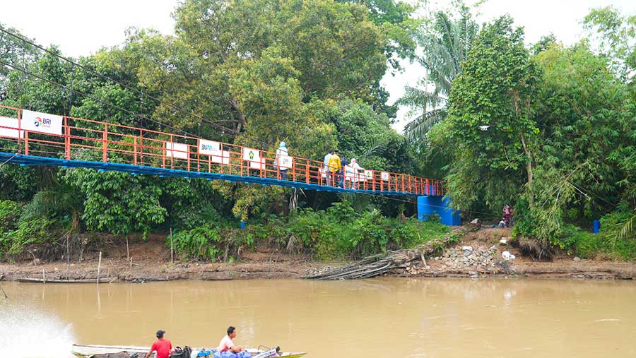 Bangun Jembatan Gantung, BRI Bantu Mobilitas Warga dan Dorong Ekonomi Masyarakat Desa (Dok. BRI)