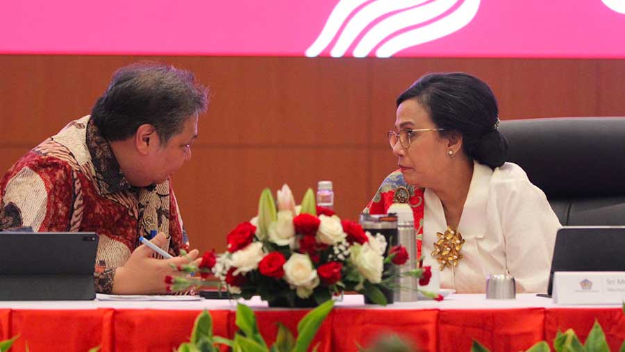 Airlangga dan Sri Mulyani saat konfrensi pers RAPN 2025 di Kantor Pusat Ditjen Pajak, Jumat (16/8/2024). (Bloomberg/Andrean Kristianto)