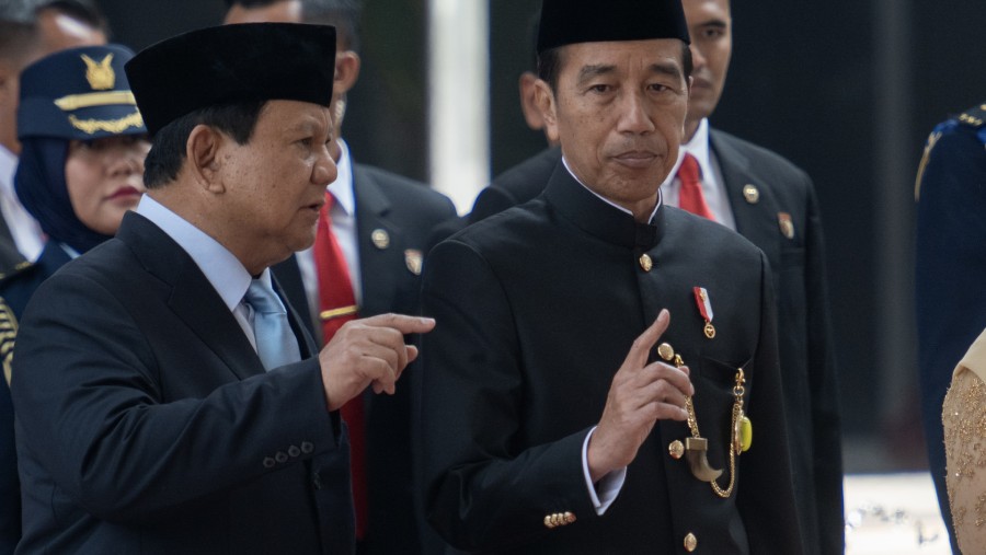 Presiden Jokowi bersama Menteri Pertahanan Presiden Terpilih Prabowo Subianto. (Dok: Bloomberg)