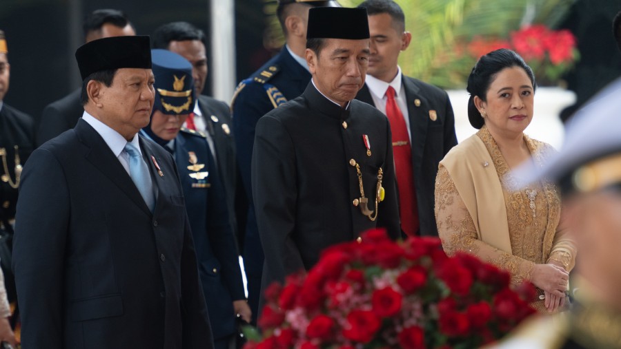 Presiden Jokowi bersama Ketua DPR Puan Maharani dan Menteri Pertahanan Presiden Terpilih Prabowo Subianto. (Dok: Bloomberg)