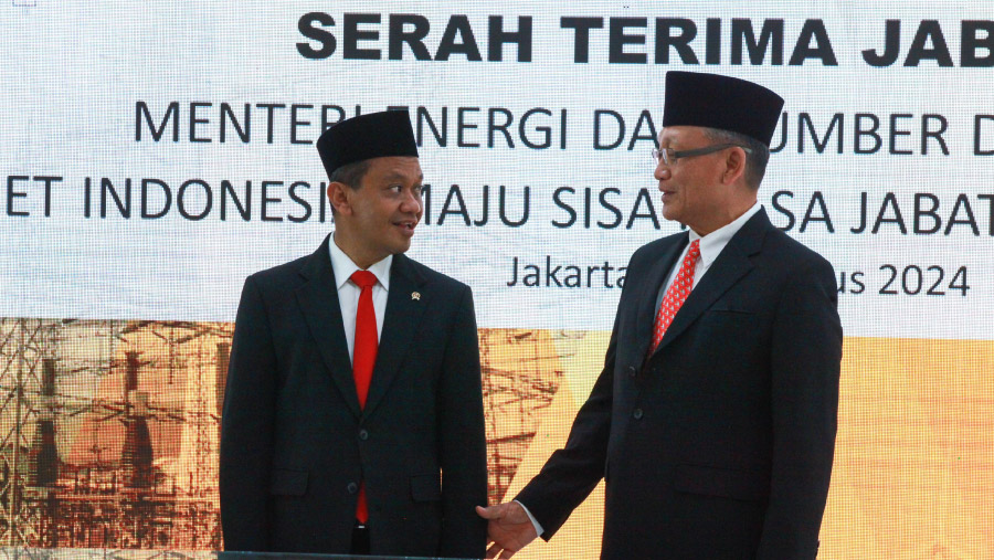 Serah Terima Jabatan Menteri ESDM RI dari Arifin Tasrif (kanan) ke Bahlil Lahadalia (kiri), Senin (19//8/2024). (Bloomberg Technoz/Andrean Kristanto)