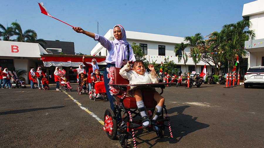 pawai tersebut diikuti oleh 82 siswa-siswi berkebutuhan khusus jenjang Taman Kanak-kanak hingga SMA. (Bloomberg Technoz/Andrean Kristianto)