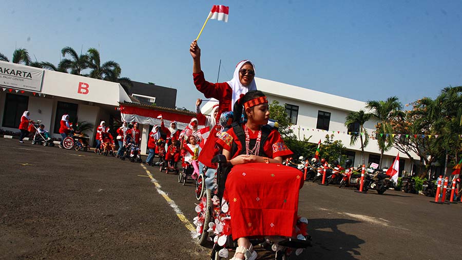 Siswa SLB Yayasan Pembinaan Anak Cacat (YPAC) mengikuti pawai kemerdekaan di Jakarta, Senin (19/8/2024). (Bloomberg Technoz/Andrean Kristianto)