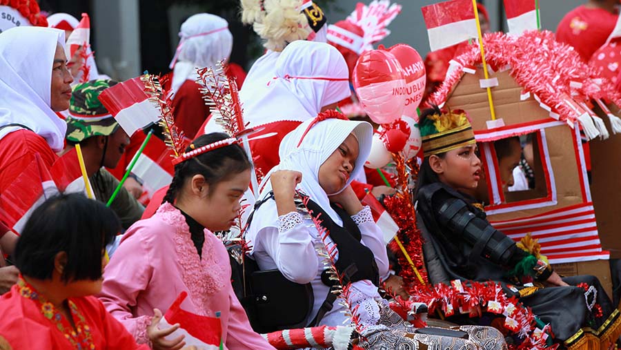 Siswa SLB YPAC bersiap mengikuti pawai kemerdekaan di Jakarta, Senin (19/8/2024). (Bloomberg Technoz/Andrean Kristianto)