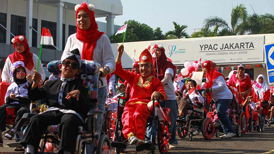 Para siswa tersebut terlihat gembira dengan menggunakan pakaian adat Indonesia. (Bloomberg Technoz/Andrean Kristianto)