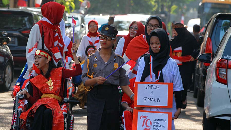 Selain pakaian adat, ada juga siswa yang menggunakan pakaian profesi seperti polisi dan suster.. (Bloomberg Technoz/Andrean Kristianto)