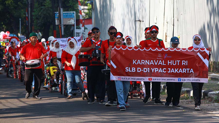 Para orang tua setia mendampingi putra-putri mereka, memberikan semangat dan dukungan sepanjang acara. (Bloomberg Technoz/Andrean Kristianto)