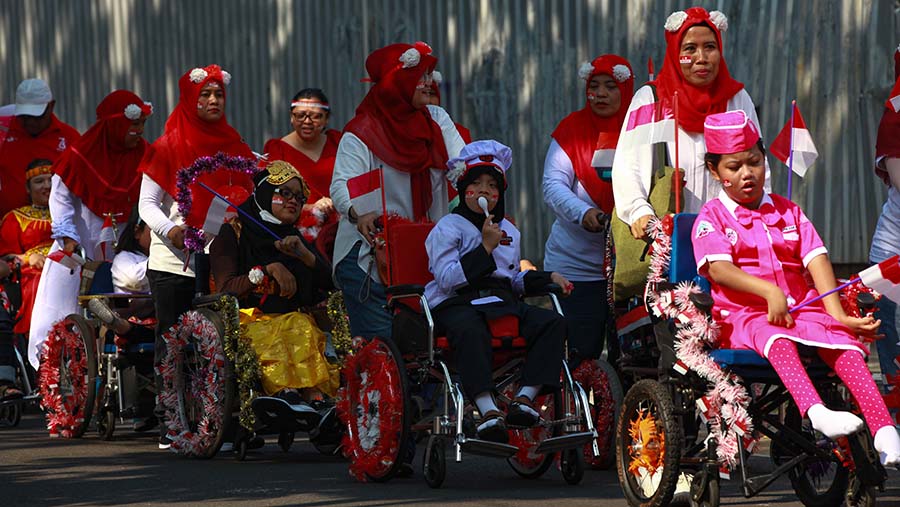 Pawai ini juga sebagai sarana untuk menumbuhkan rasa cinta terhadap budaya dan identitas nasional. (Bloomberg Technoz/Andrean Kristianto)