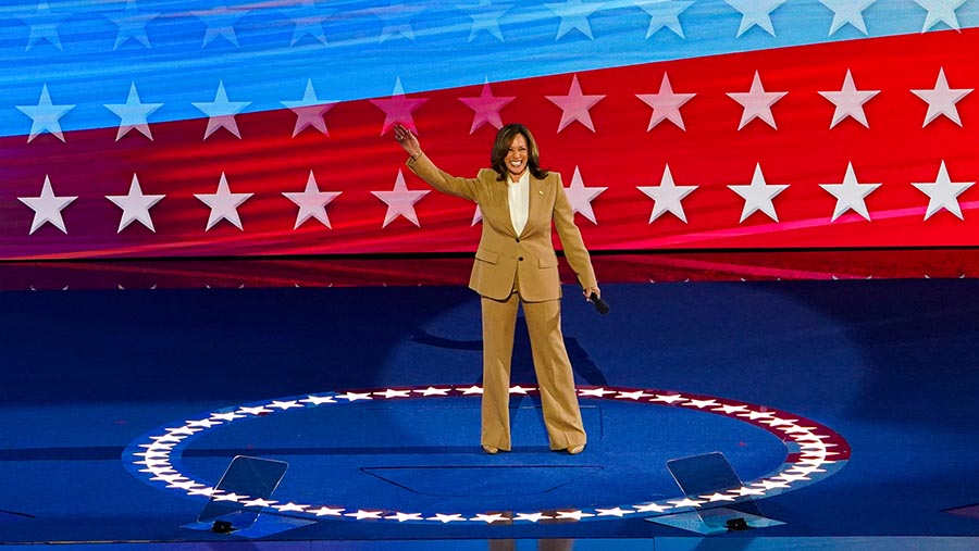 Wapres AS Kamala Harris tiba di Konvensi Nasional Demokrat (DNC) di United Center di Chicago, AS, Senin (19/8/2024). ( Al Drago/Bloomberg)