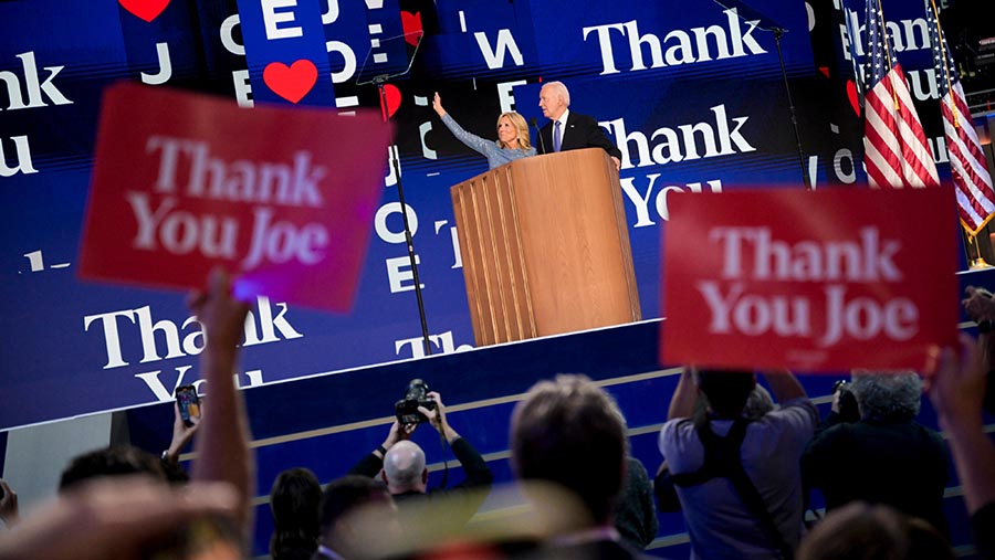 Presiden AS Joe Biden & Jill Biden saat Konvensi Nasional Demokrat (DNC) di United Center di Chicago, AS, Senin (19/8/2024) (Victor J. Blue/Bloomberg)