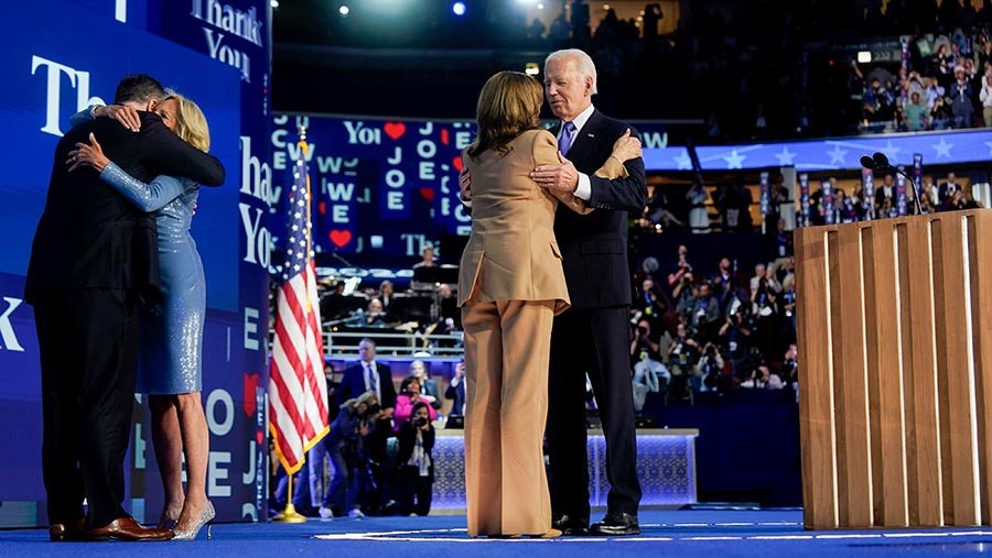 Presiden AS Joe Biden menangis saat menyampaikan pidato perpisahan dalam Konvensi Nasional Demokrat (DNC).(Al Drago/Bloomberg)