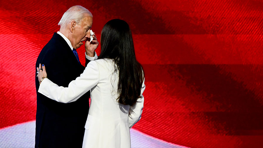 Biden tampak mengambil sapu tangan dari saku celananya dan mengusap air matanya. (David Paul Morris/Bloomberg)