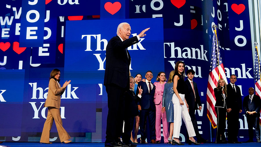 Presiden AS Joe Biden keluar saat Konvensi Nasional Demokrat (DNC) di United Center, Chicago, AS, Senin (19/8/2024). (Al Drago/Bloomberg)