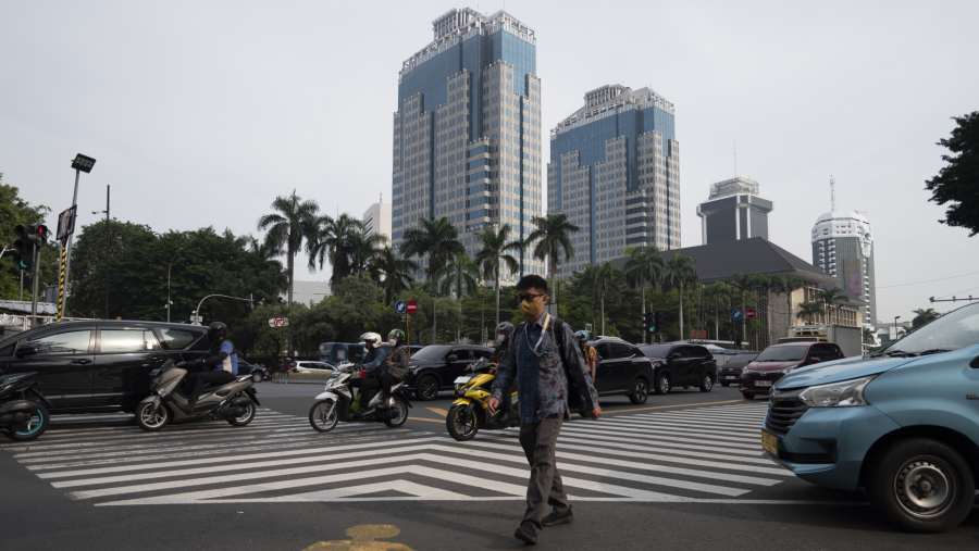 Warga Jakarta Berjalan di Sekitar Kawasan Gedung Bank Indonesia. (Rosa Panggabean/Bloomberg)