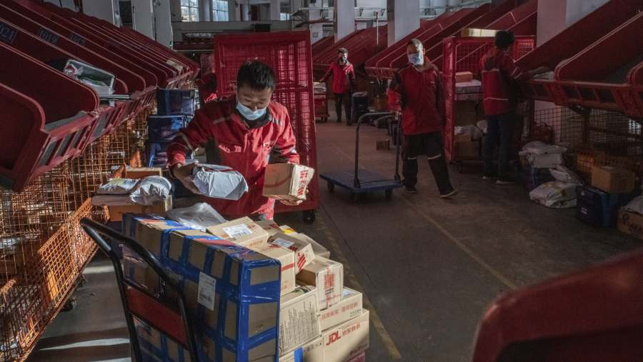 Ilustrasi gudang sortir JDcom. (Bloomberg)