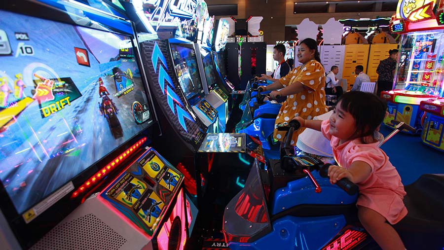 Pengunjung mencoba wahana permainan dalam pameran Fun Asia Expo 2024 di JIExpo, Jakarta, Rabu (21/8/2024). (Bloomberg Technoz/Andrean Kristianto)