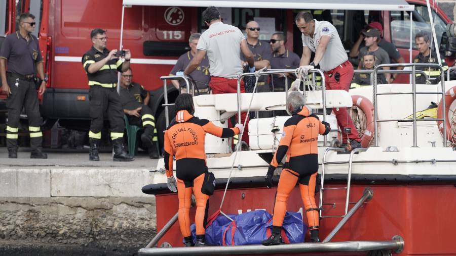 Penyelam penyelamat mengantarkan kantong mayat ke pantai di Sisilia pada 21 Agustus. (Dok: Antonio Cascio/Bloomberg)