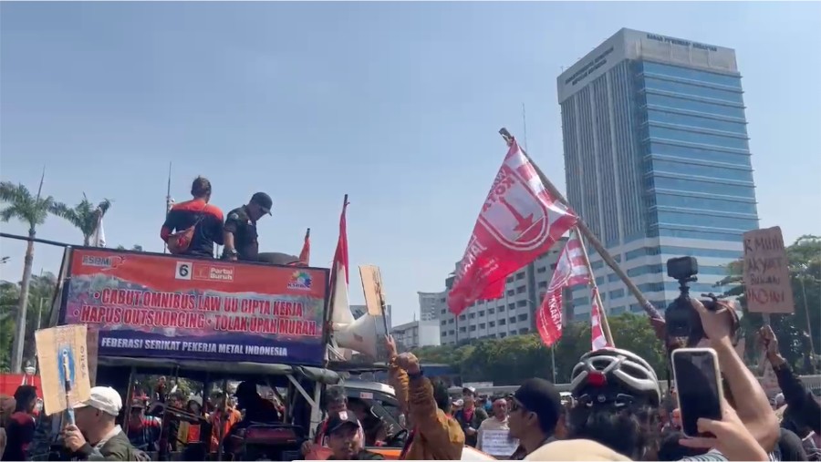 Aksi demonstrasi di depan gedung DPR, menolak rapat paripurna pengesahan RUU Pilkada. Fotografer: Andrean Kristianto/Bloomberg Technoz