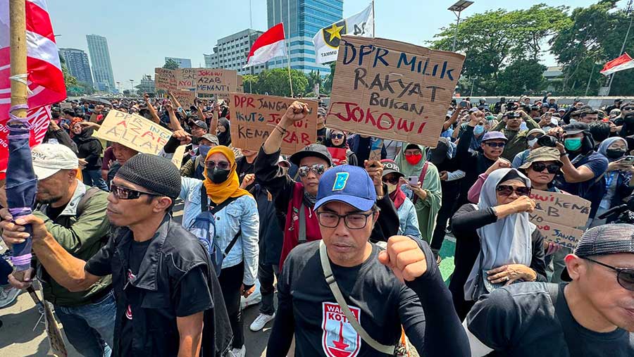 Aksi demonstrasi di depan gedung DPR, menolak rapat paripurna pengesahan RUU Pilkada (Bloomberg Technoz/Andrean Kristianto)