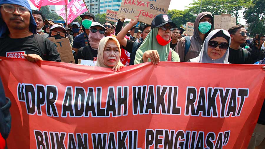 Aksi Demonstrasi di depan gedung DPR, menolak rapat paripurna pengesahan RUU Pilkada (Bloomberg Technoz/Andrean Kristianto)