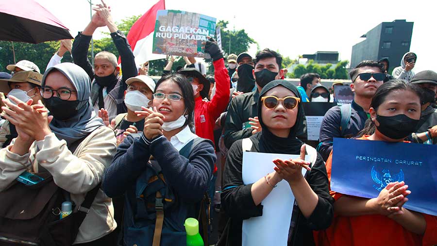 Aksi Demonstrasi di depan gedung DPR (Bloomberg Technoz/Andrean Kristianto)