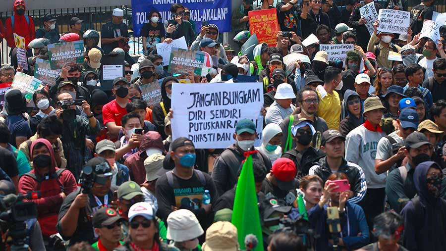 Aksi Demonstrasi di depan gedung DPR (Bloomberg Technoz/Andrean Kristianto)