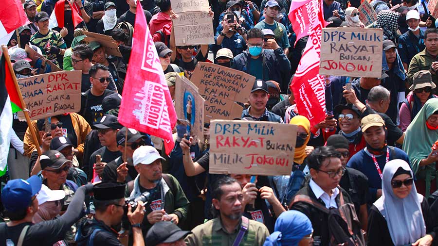 Aksi demonstrasi menentang pengesahan RUU Pilkada di depan gedung DPR, 22 Agustus 2024 (Bloomberg Technoz/Andrean Kristianto)