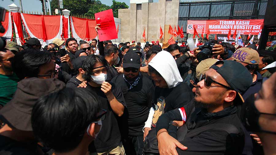 Artis dan Komika turut aksi Demonstrasi di depan gedung DPR (Bloomberg Technoz/Andrean Kristianto)