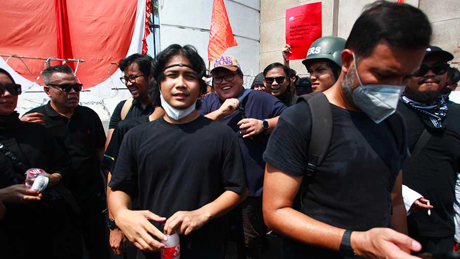 Artis dan Komika turut aksi Demonstrasi di depan gedung DPR (Bloomberg Technoz/Andrean Kristianto)