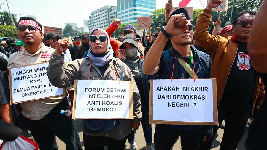 Aksi Demonstrasi di depan gedung DPR (Bloomberg Technoz/Andrean Kristianto)