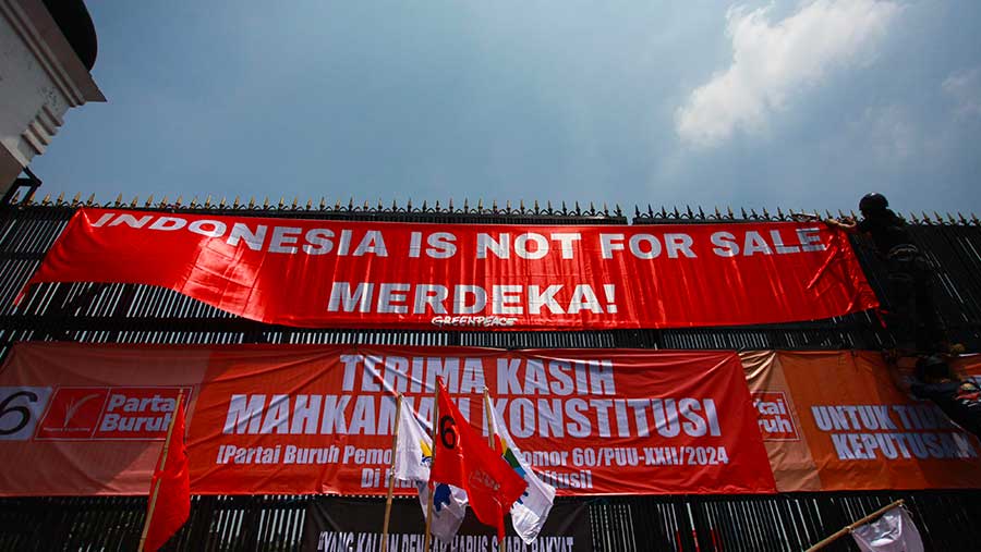 Aksi Demonstrasi di depan gedung DPR (Bloomberg Technoz/Andrean Kristianto)