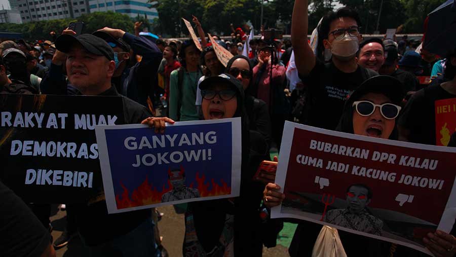 Aksi Demonstrasi di depan gedung DPR (Bloomberg Technoz/Andrean Kristianto)