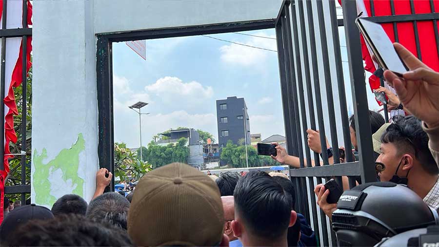 Aksi Demonstrasi di depan gedung DPR (Bloomberg Technoz/Mis Fransiska)