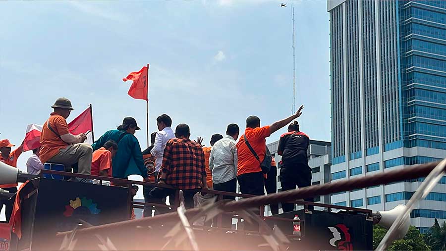 Aksi Demonstrasi di depan gedung DPR (Bloomberg Technoz/Muhammad Fikri)