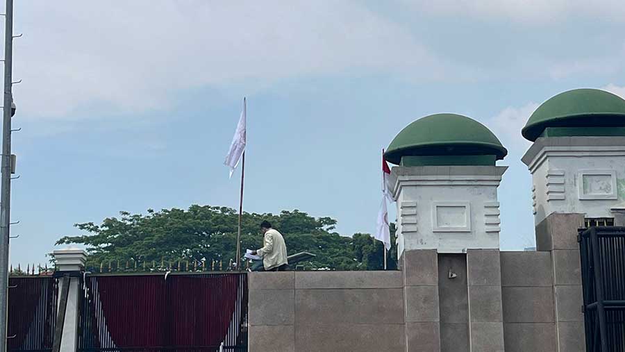 Demonstran memanjat gerbang gedung DPR (Bloomberg Technoz/Muhammad Fikri)