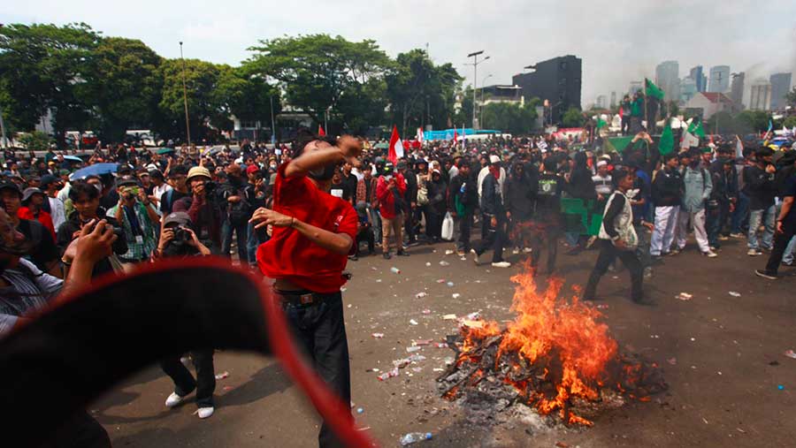 Aksi Demonstrasi di depan gedung DPR (Bloomberg Technoz/Andrean Kristianto)