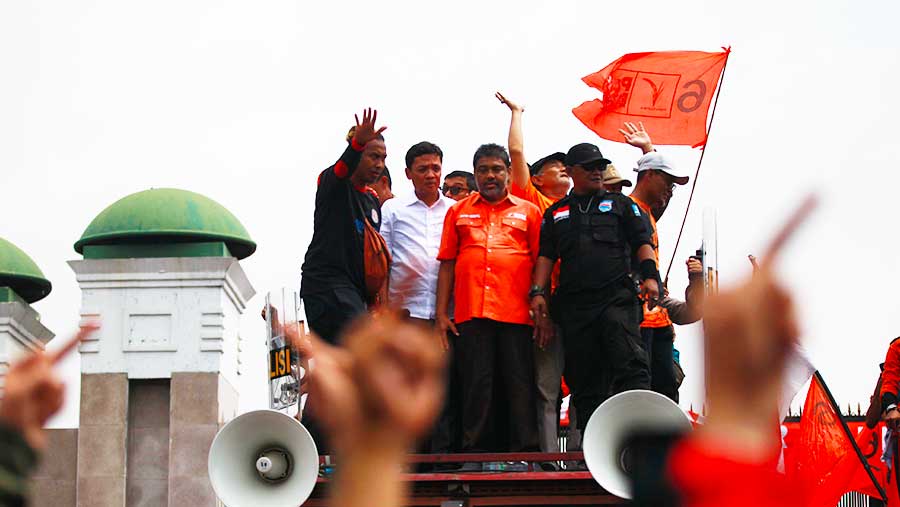 Ribuan massa aksi menentang pengesahan Revisi Undang-undang Pemilihan Kepala Daerah di depan gedung DPR/MPR (Bloomberg Technoz/Andrean Kristianto)