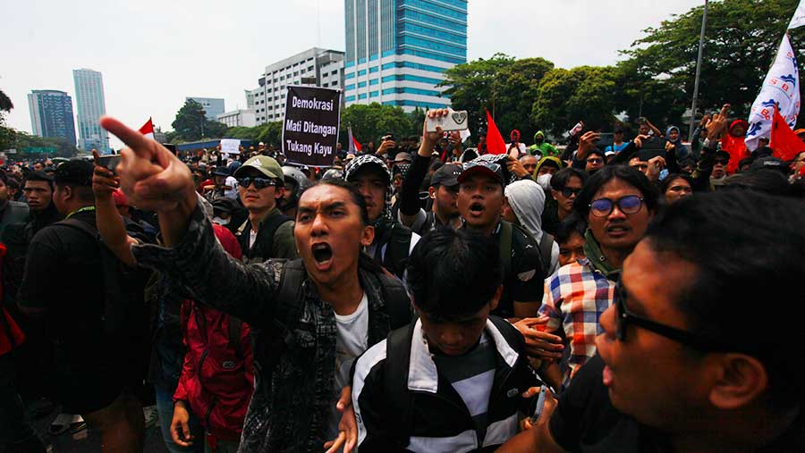 Ribuan massa aksi menentang pengesahan Revisi Undang-undang Pemilihan Kepala Daerah di depan gedung DPR/MPR (Bloomberg Technoz/Andrean Kristianto)