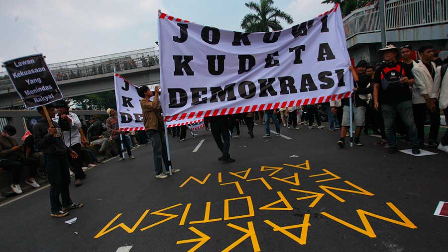 Ribuan massa aksi menentang pengesahan Revisi Undang-undang Pemilihan Kepala Daerah di depan gedung DPR/MPR (Bloomberg Technoz/Andrean Kristianto)