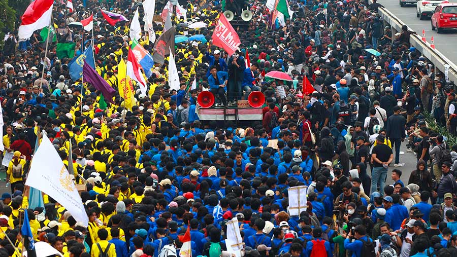 Ribuan massa aksi menentang pengesahan Revisi Undang-undang Pemilihan Kepala Daerah di depan gedung DPR/MPR (Bloomberg Technoz/Andrean Kristianto)