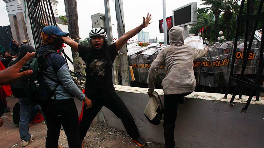 Ribuan massa aksi menentang pengesahan Revisi Undang-undang Pemilihan Kepala Daerah di depan gedung DPR/MPR (Bloomberg Technoz/Andrean Kristianto)