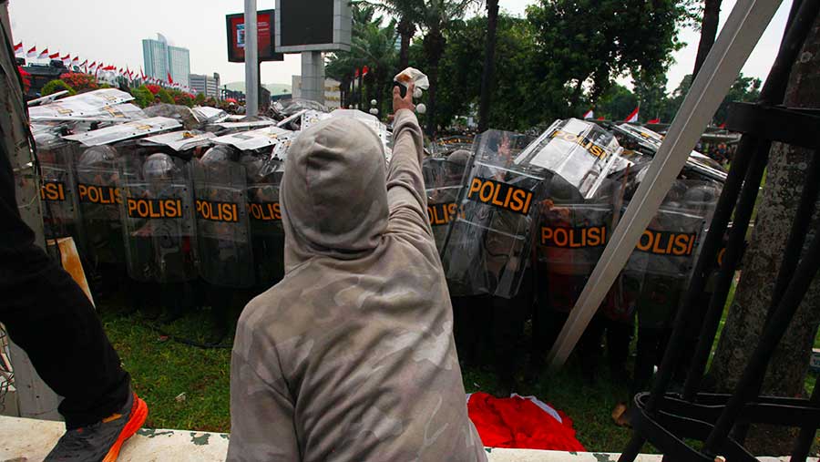 Ribuan massa aksi menentang pengesahan Revisi Undang-undang Pemilihan Kepala Daerah di depan gedung DPR/MPR (Bloomberg Technoz/Andrean Kristianto)