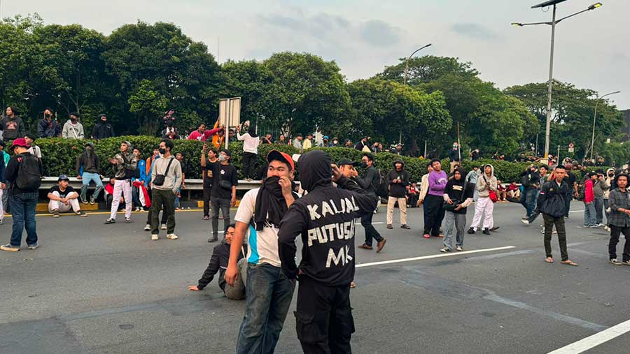 Ribuan massa aksi menentang pengesahan Revisi Undang-undang Pemilihan Kepala Daerah di depan gedung DPR/MPR (Bloomberg Technoz/Andrean Kristianto)